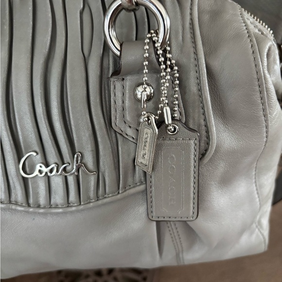 Vintage 2012 pre-loved Coach Ashley, light gray with pink lining. - Picture 2 of 8